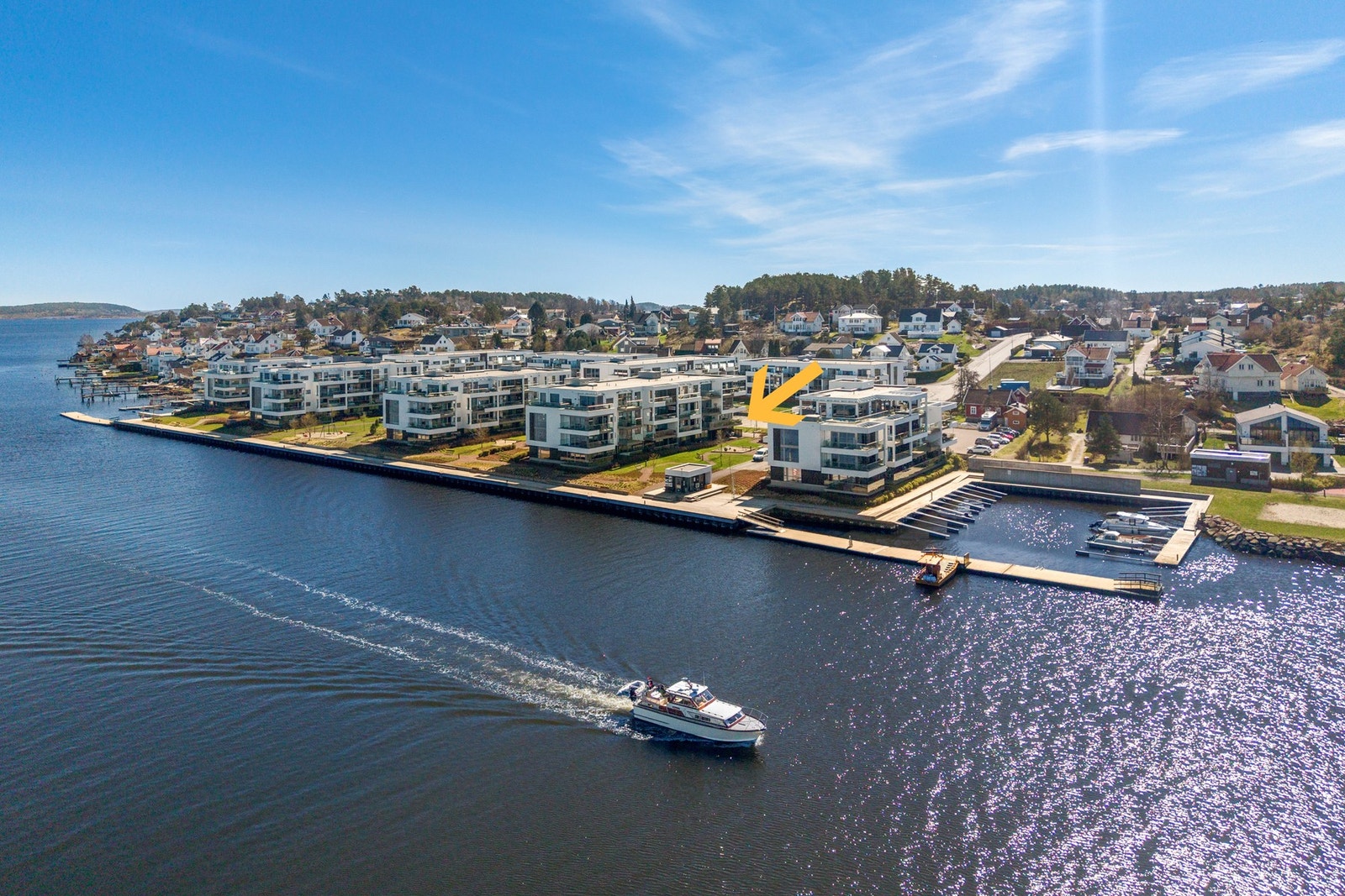 Velkommen til nydelige Husøy Havn og denne fantastiske, sjønære beliggenheten! Galleribilde