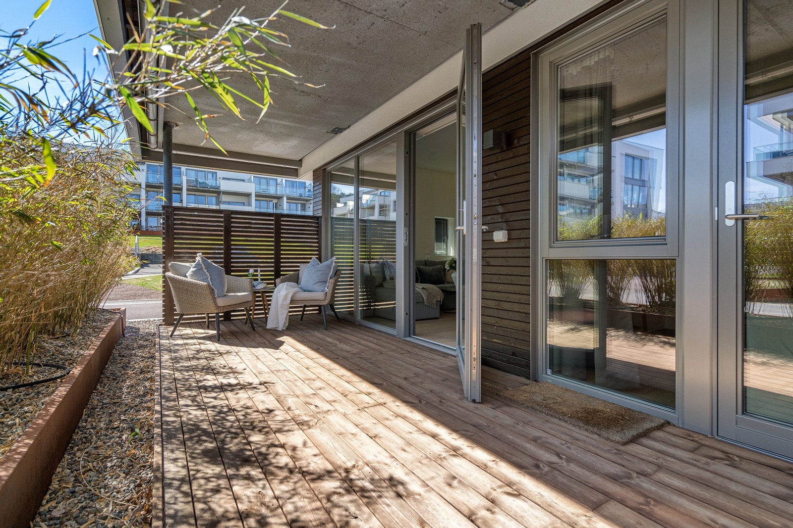 Skjermet og fin terrasse ut fra soverommene på denne siden av leiligheten Galleribilde