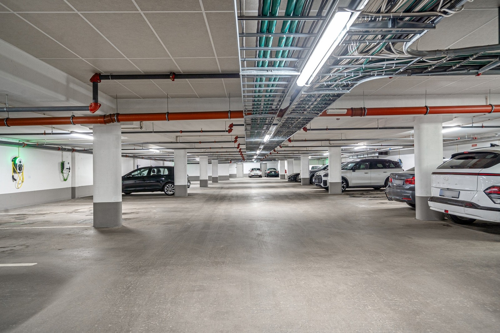 Det tilhører p-plass i kjelleren merket nr 91. Her er det også ladeboks montert. Galleribilde