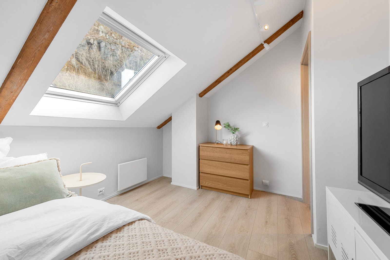 Soverommet har malte flater og laminat på gulvet, i tråd med resten av leiligheten. Galleribilde