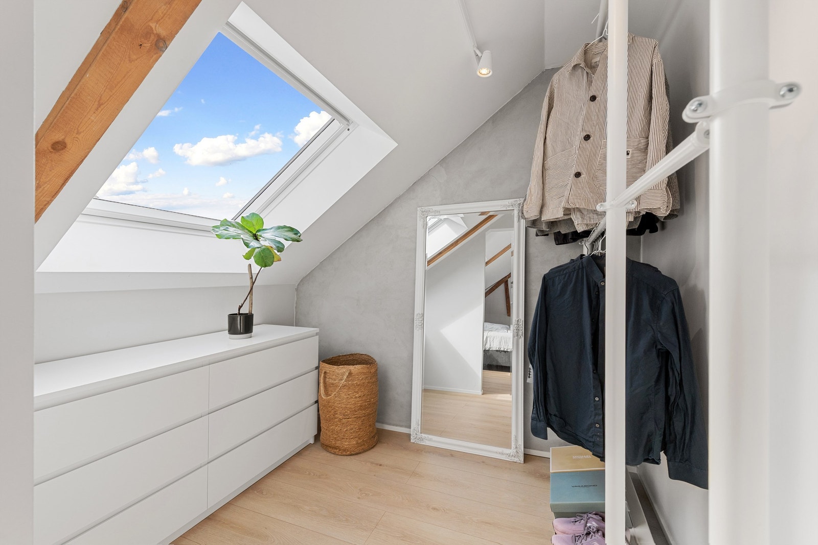 Praktisk walk-in garderobe, etablert i 2015. Galleribilde