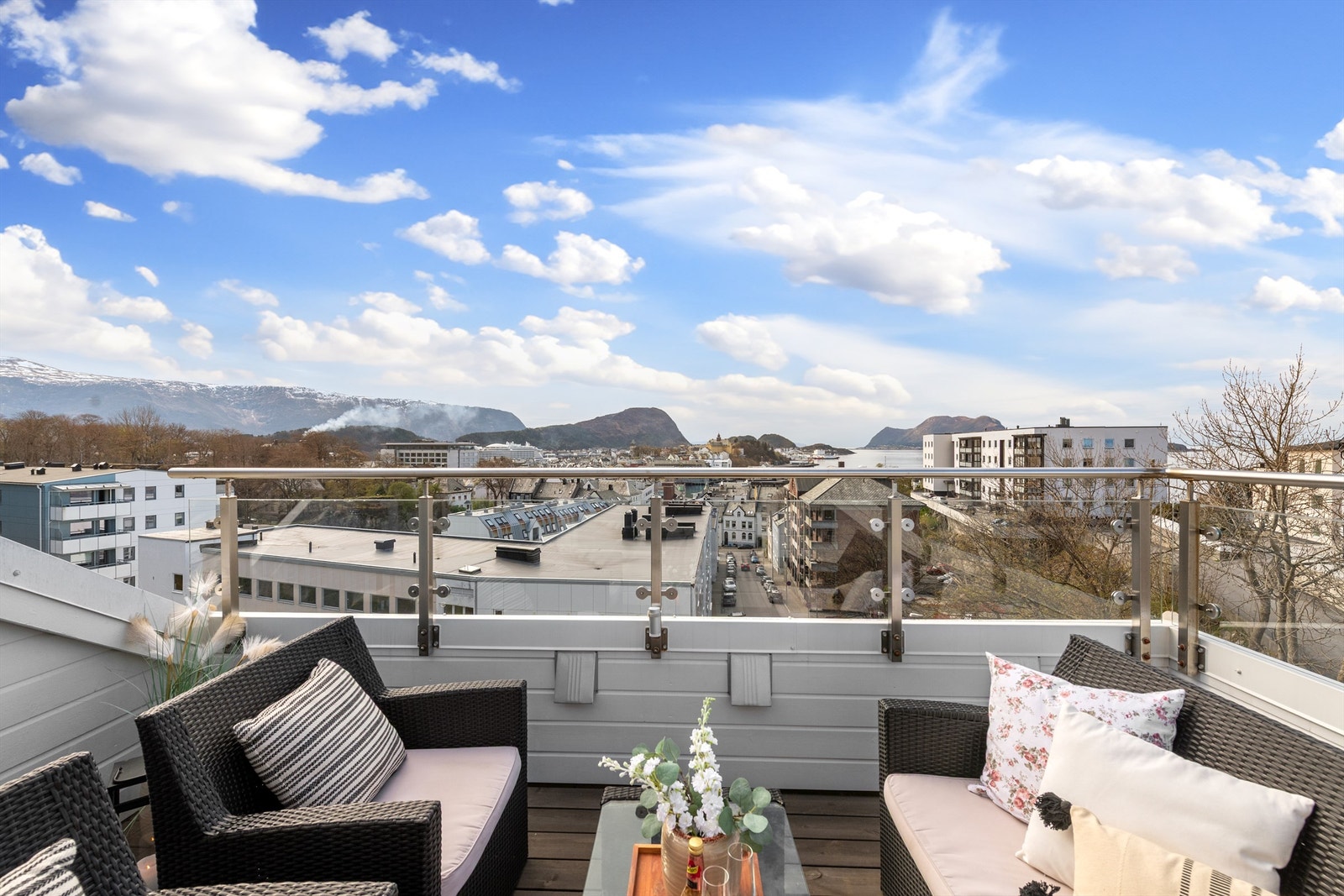 Fra stuen er det utgang til en sørvestvendt terrasse på 10 m². Her kan du nyte utsikten over byens tak, fjorden og fjellene. Galleribilde