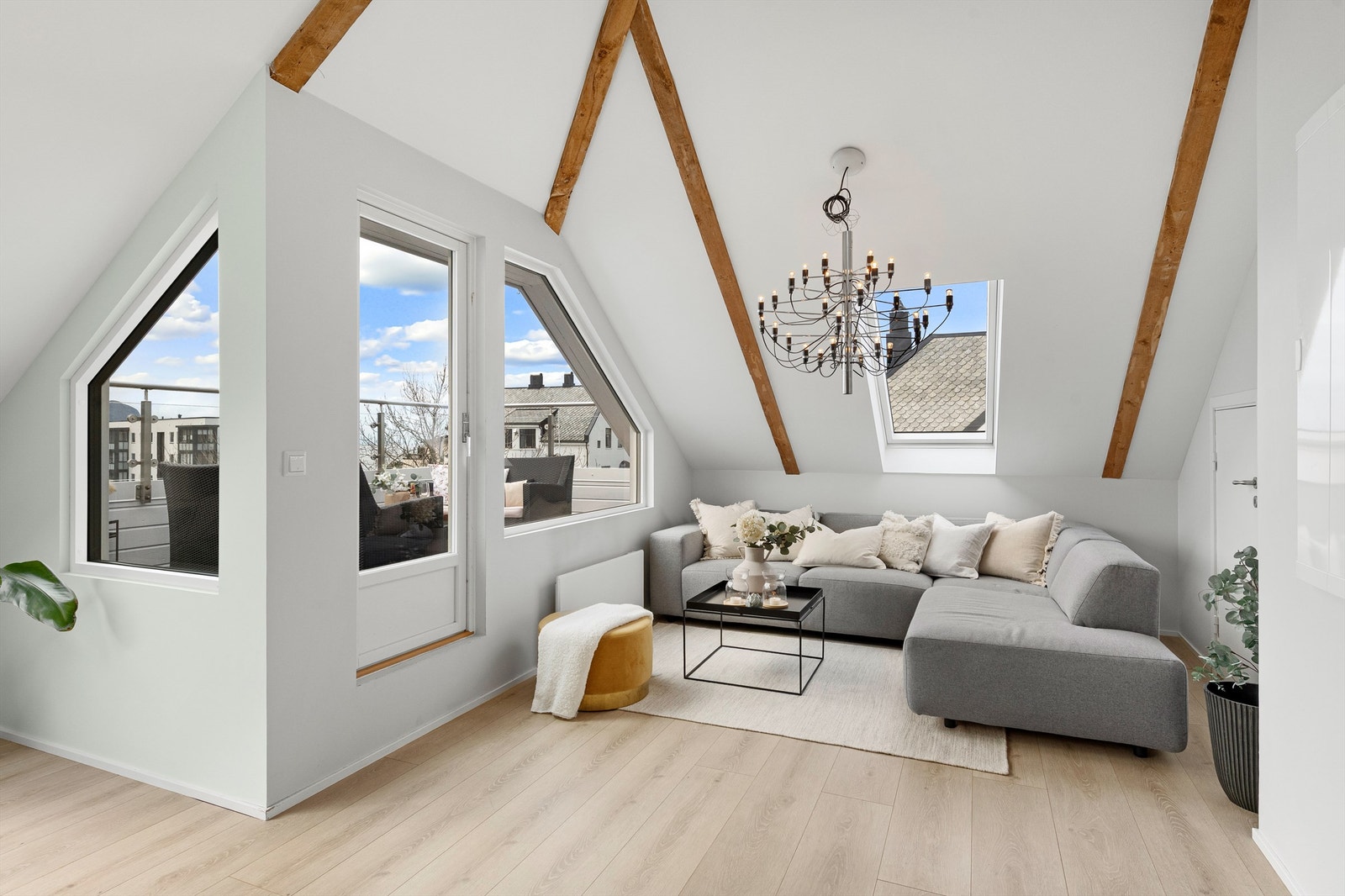 Stuen har flere møbleringssoner, med en egen krok for sofagruppe. Galleribilde