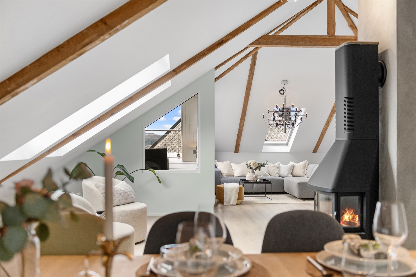 Utsikt fra spisestuen mot stuen og terrassen utenfor. Galleribilde