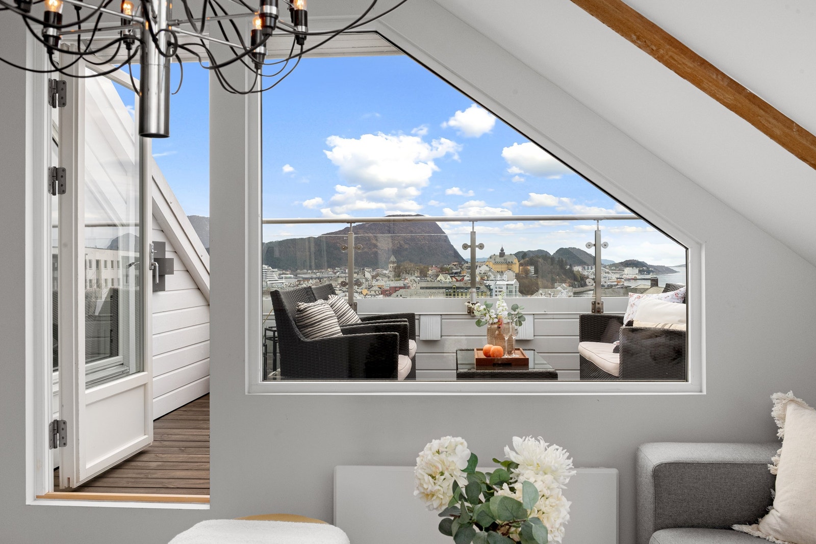 Terrassen har god plass til en sittegruppe og er et perfekt sted for å nyte lange dager utendørs. Galleribilde