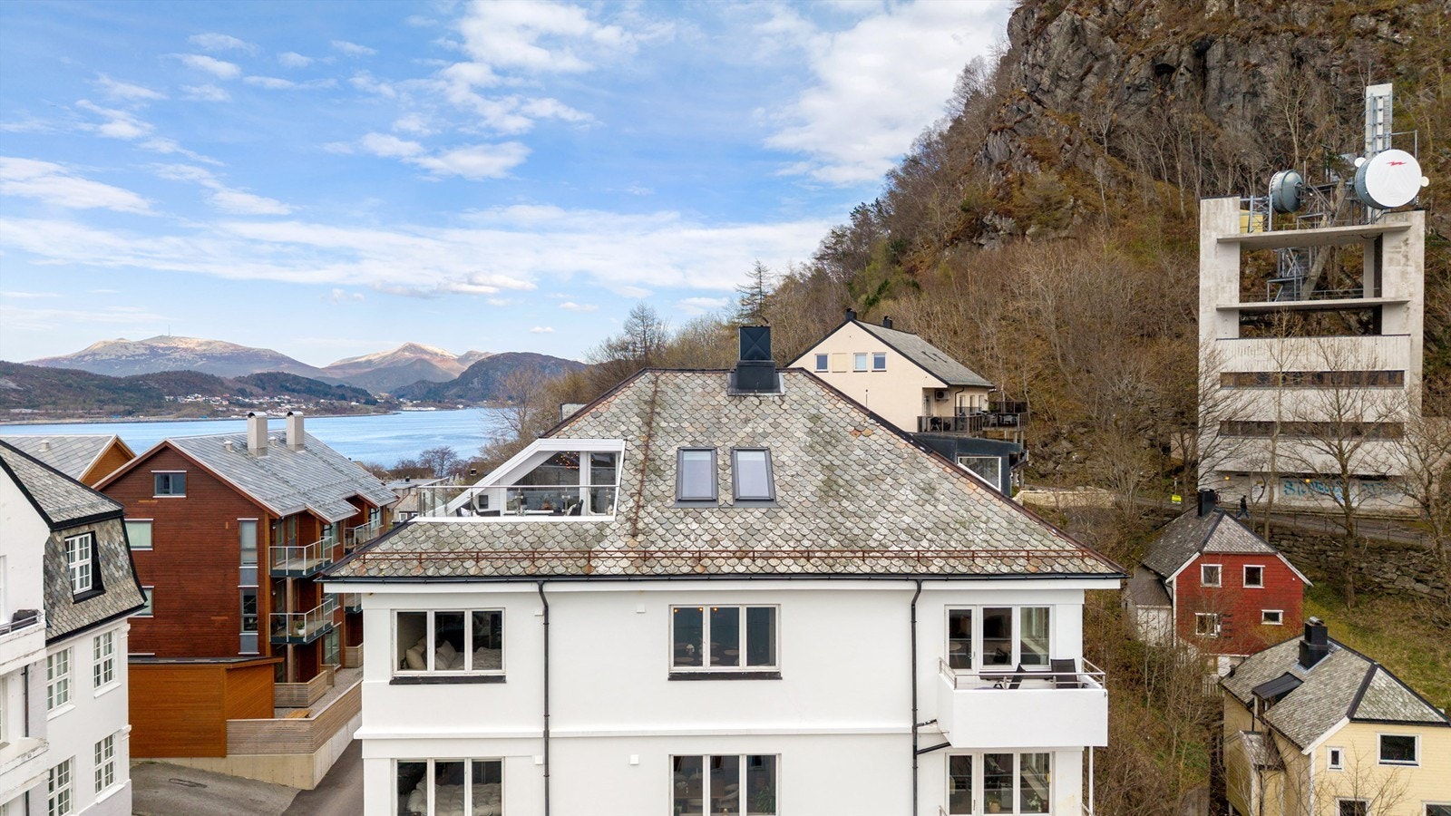 Bygget har et klassisk valmtak i trekonstruksjon, tekket med skiferstein. Galleribilde
