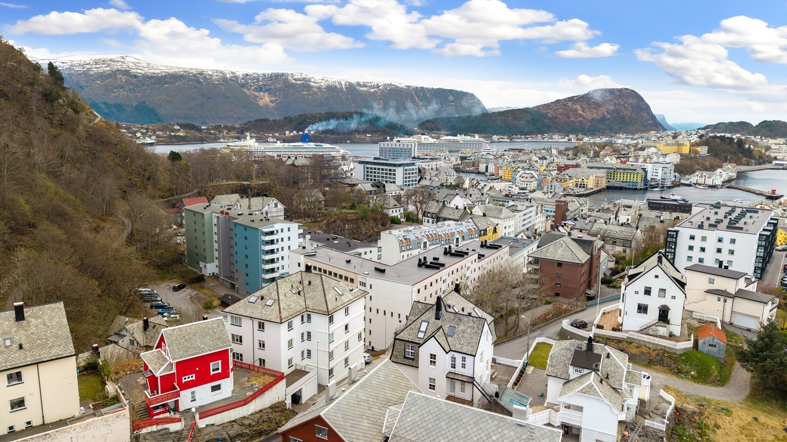Nærområdet byr på flotte turmuligheter, med kort vei til Byparken og trappene opp til byfjellet Aksla. Galleribilde