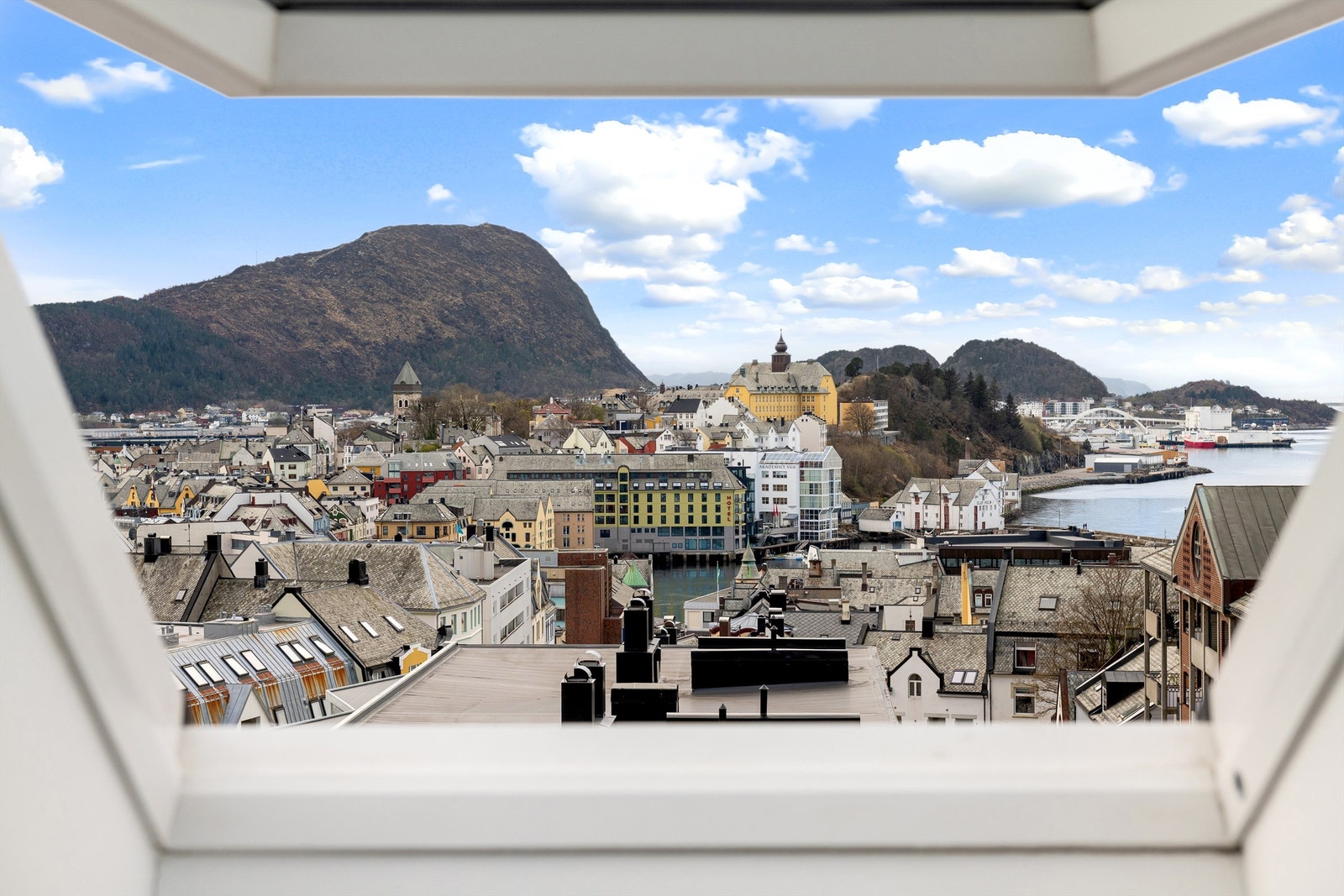 Et vindu mot den unike jugendbyen Ålesund. Galleribilde