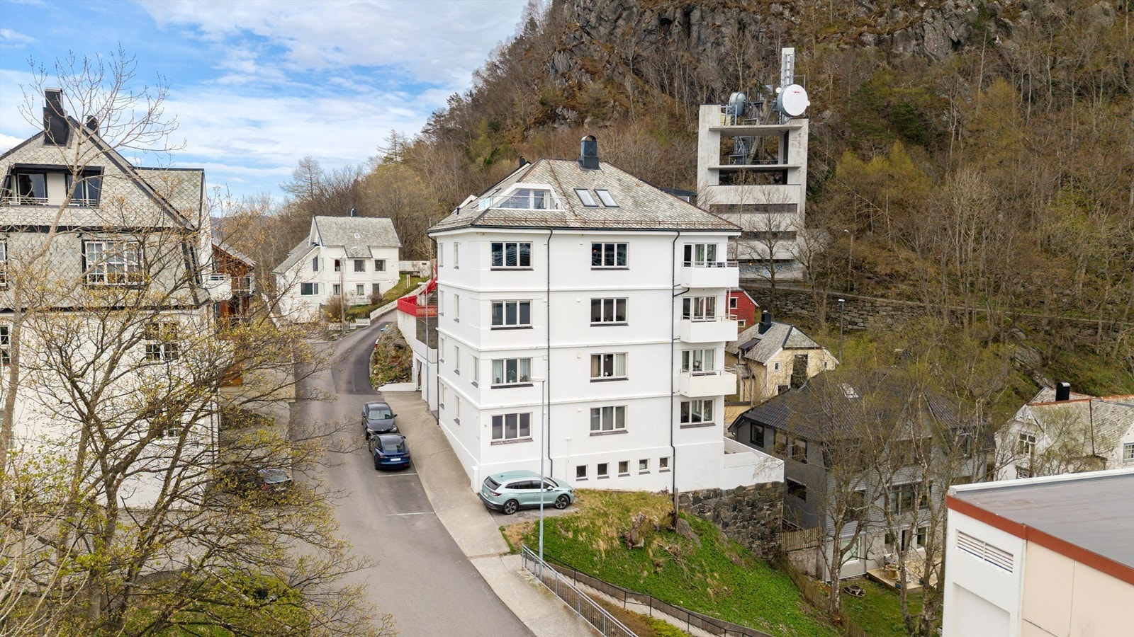 Eiendommen ligger i en rolig gate uten gjennomgangstrafikk. Sameiet disponerer 4 felles parkeringsplasser for beboerne. Galleribilde
