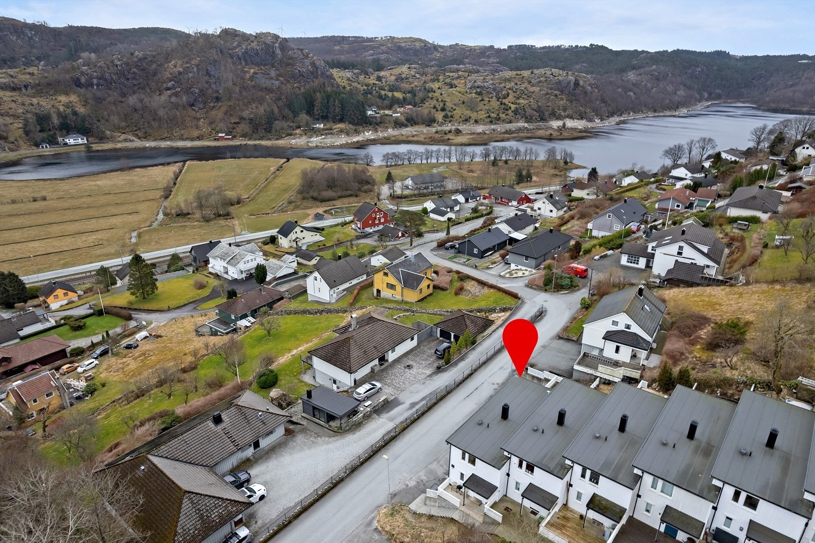 Området byr også på flotte turmuligheter, enten du foretrekker en rolig spasertur eller mer utfordrende turer i naturen. Dette er et perfekt sted for deg som ønsker å bo i et familievennlig område med nærhet til både byens fasiliteter og naturopplevelser Galleribilde