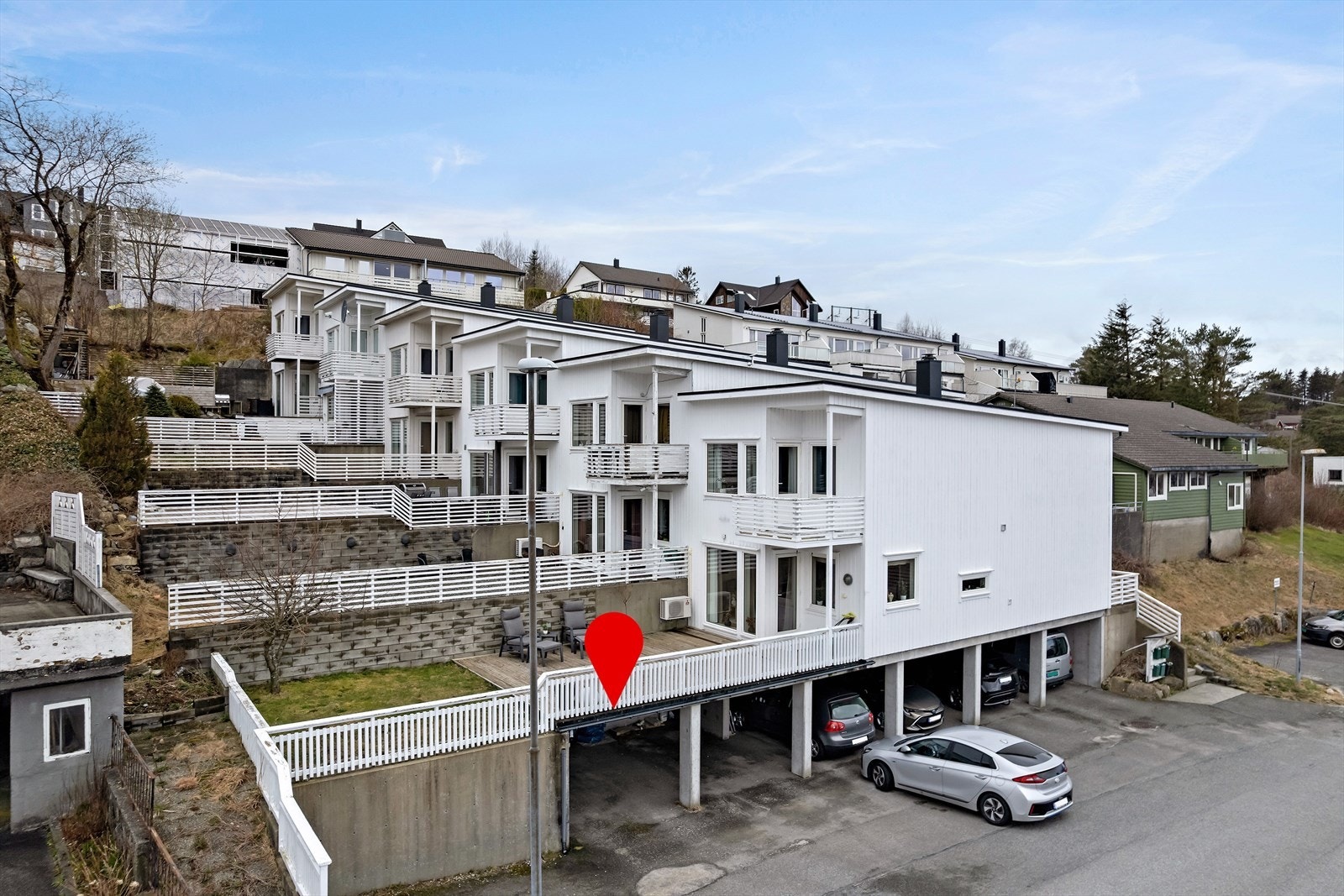 Pilen viser parkeringsplassen Galleribilde