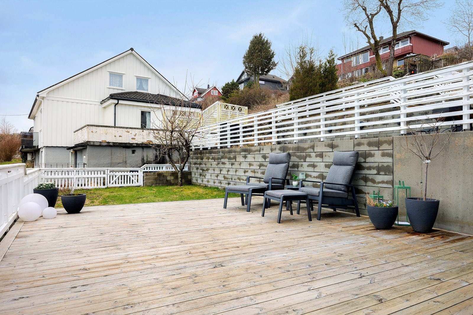 Denne boligen disponerer terrasse og plen som ligger i 1. etasje i boligen Galleribilde