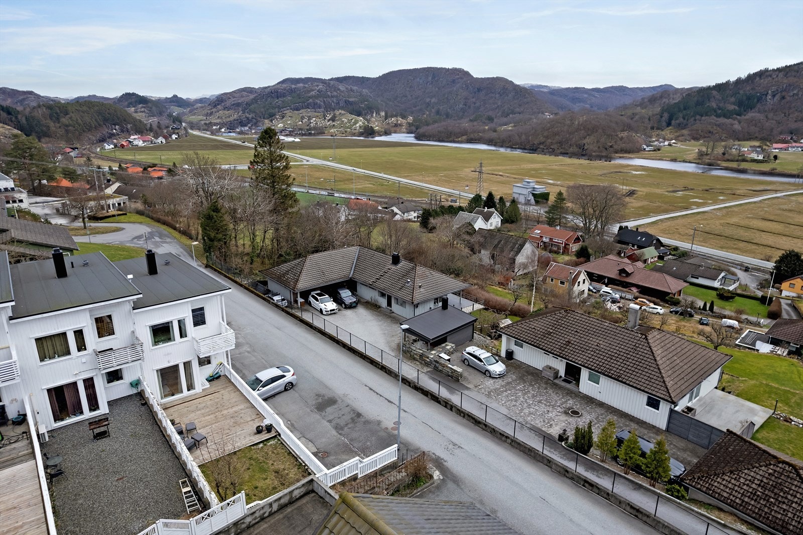 Fra boligen er det kort avstand til skoler på alle trinn, barnehager, fotballhall, tennishall og den nye svømmehallen Galleribilde