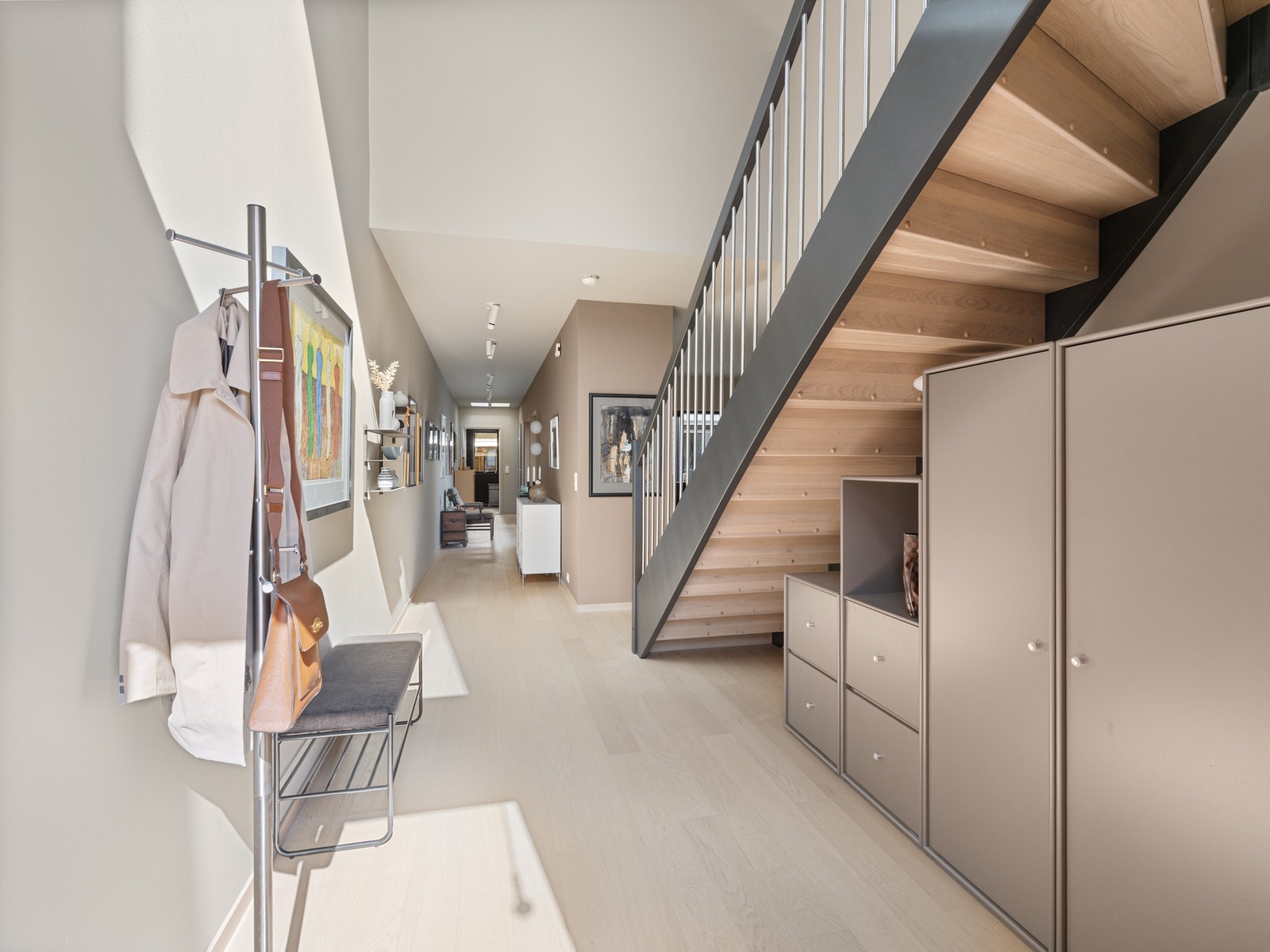 Her er det godt med plass til å henge fra seg yttertøy og sette fra seg sko. Under trappen har man en praktisk garderobeløsning. Galleribilde