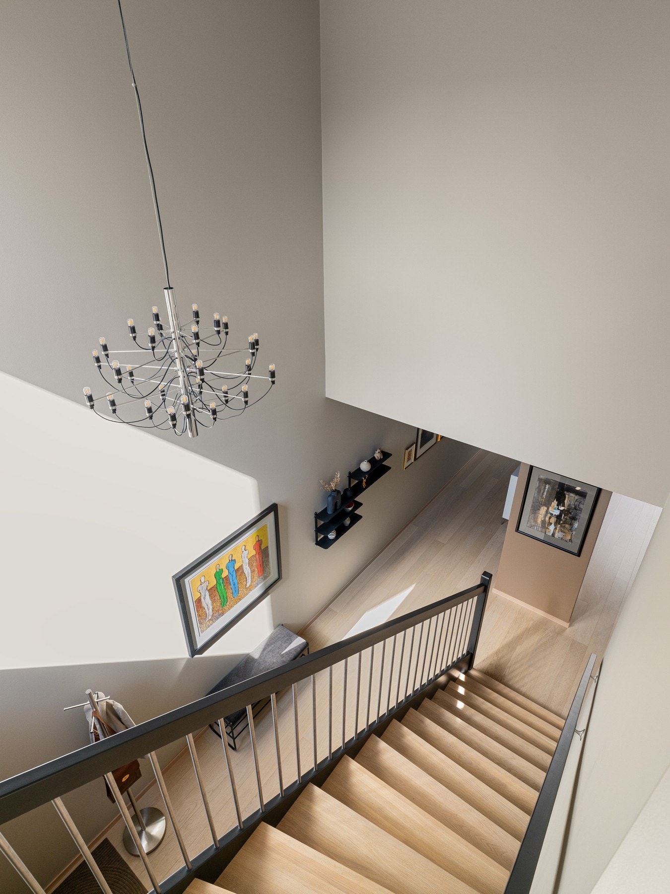 Fra gangen har man trappen som tar deg opp til boligens 2. etasje. Galleribilde