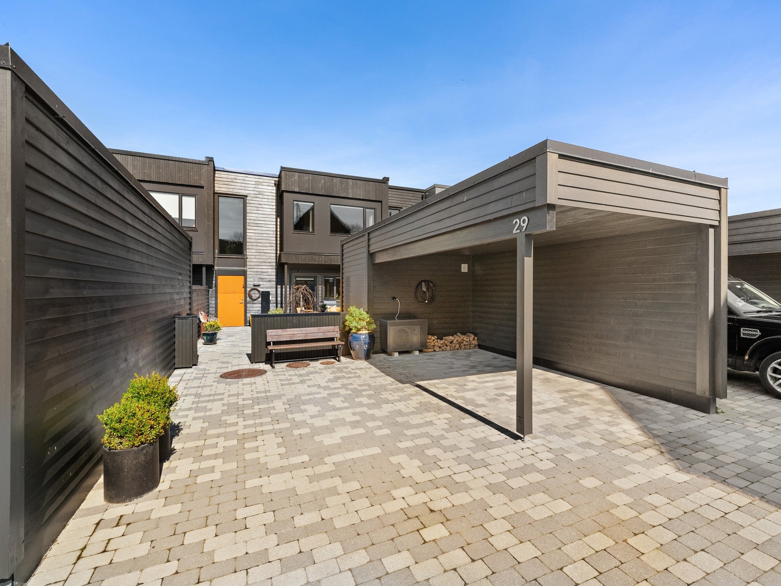 Boligen har parkering i carport med elbillader samt på egen gårdsplass. Galleribilde
