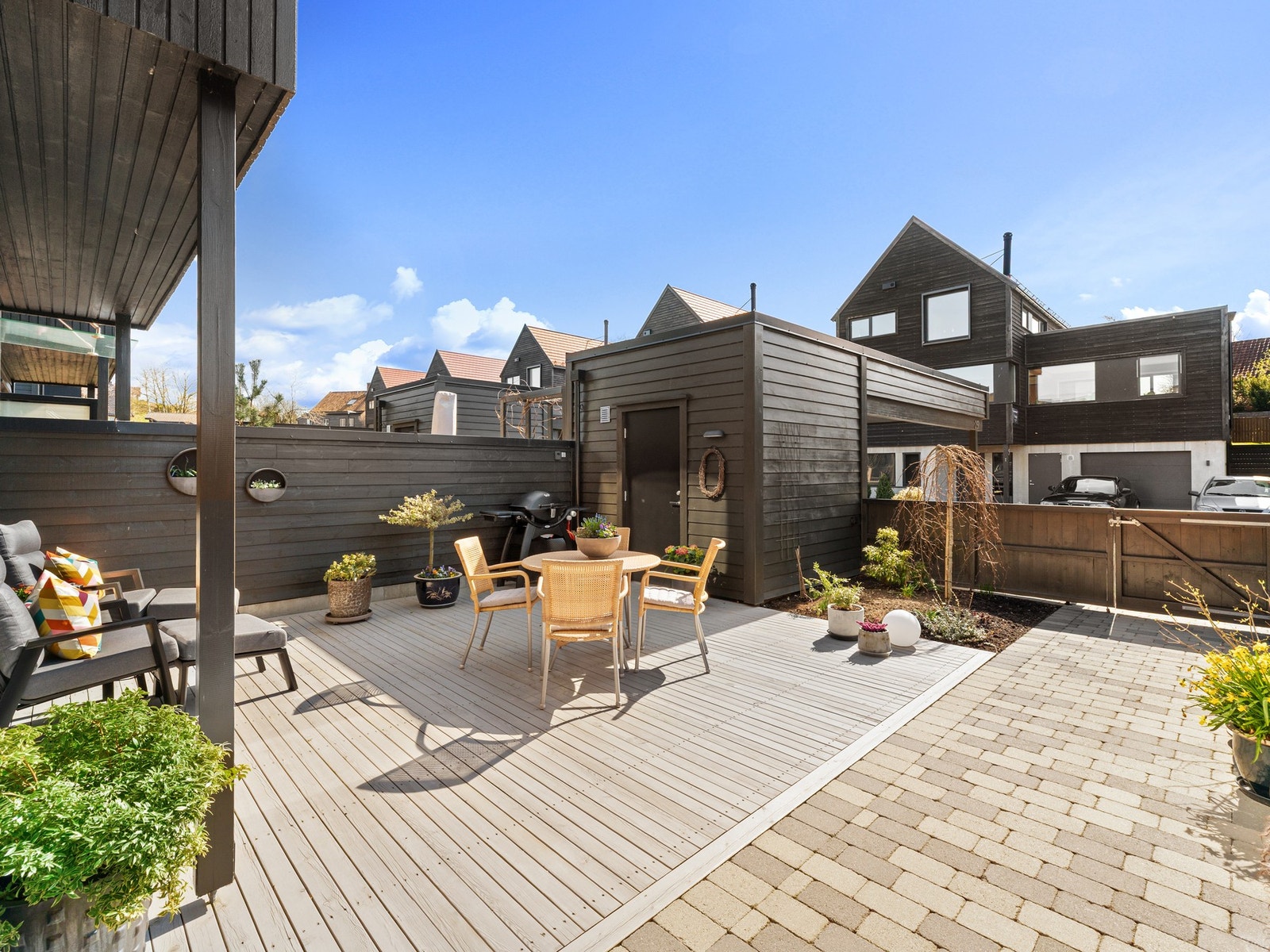 Uteområdet er tilrettelagt med en romslig terrasse, belegningsstein og bed. Galleribilde