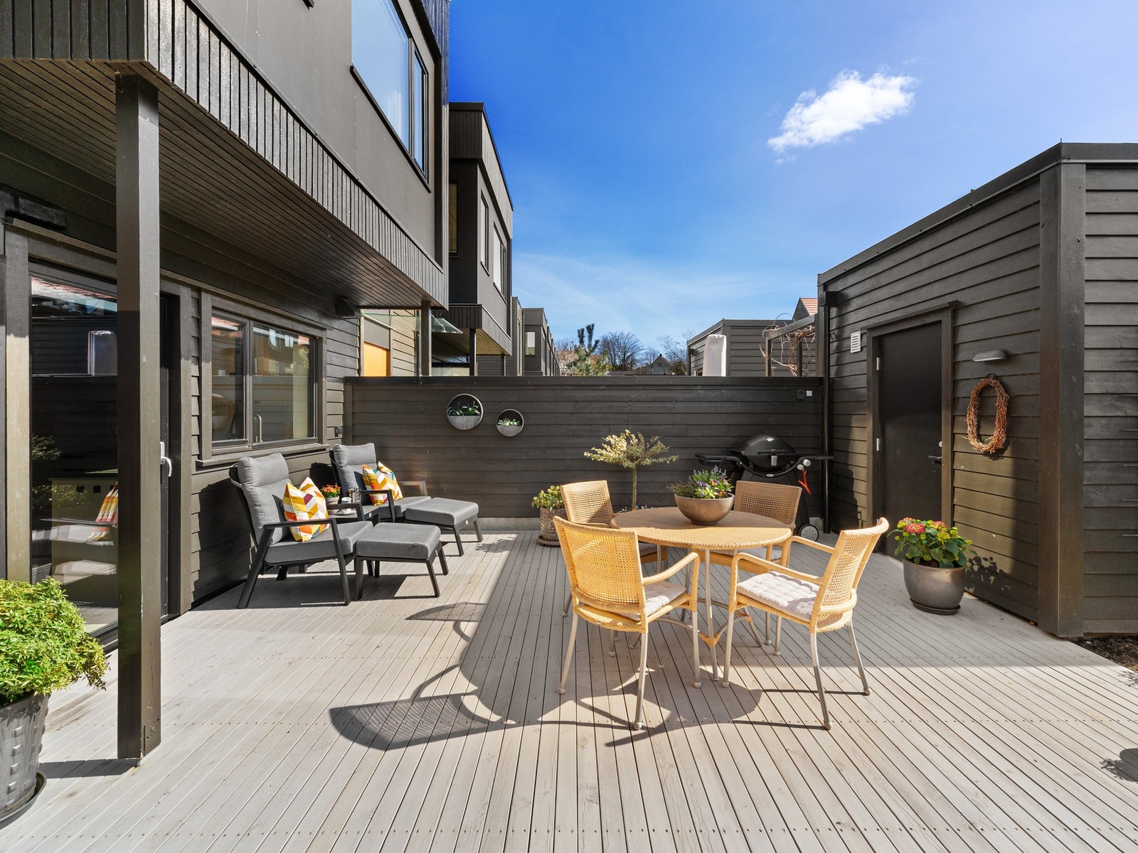 I forlegelse av carporten har man en isolert bod. Galleribilde
