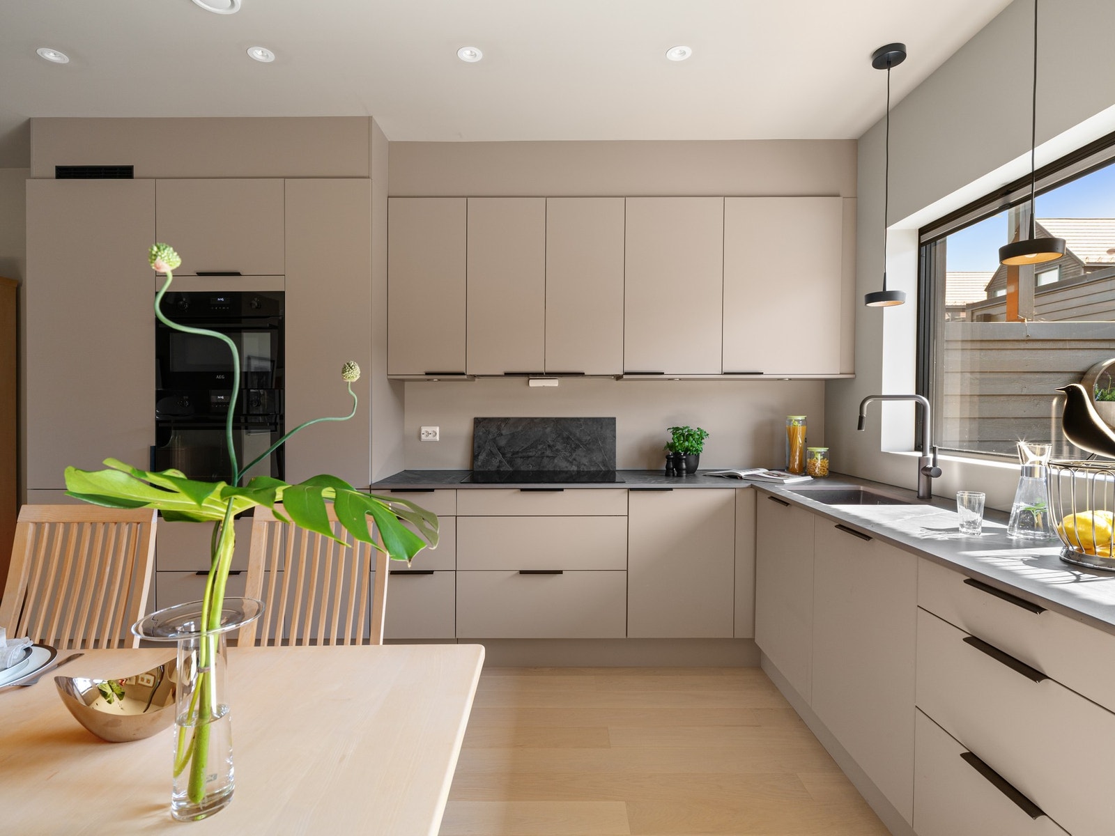 Kjøkkenet har slette fronter og benkeplate i eksklusivt materiale, Dekton. Galleribilde
