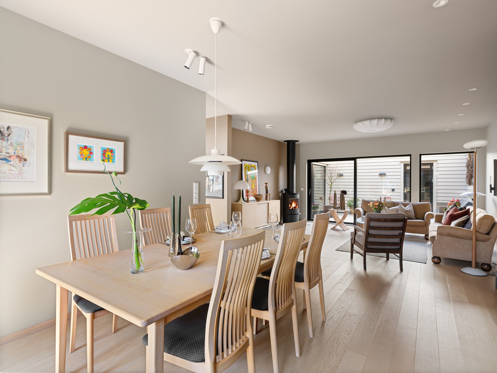 En åpen og sosial planløsning, perfekt for samvær og middager i hyggelige omgivelser. Galleribilde