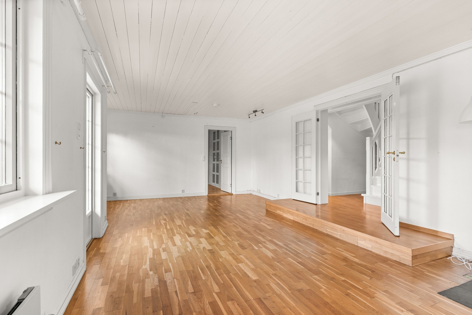 Disponibelt rom i underetasje som i dag benyttes som kjellerstue Galleribilde
