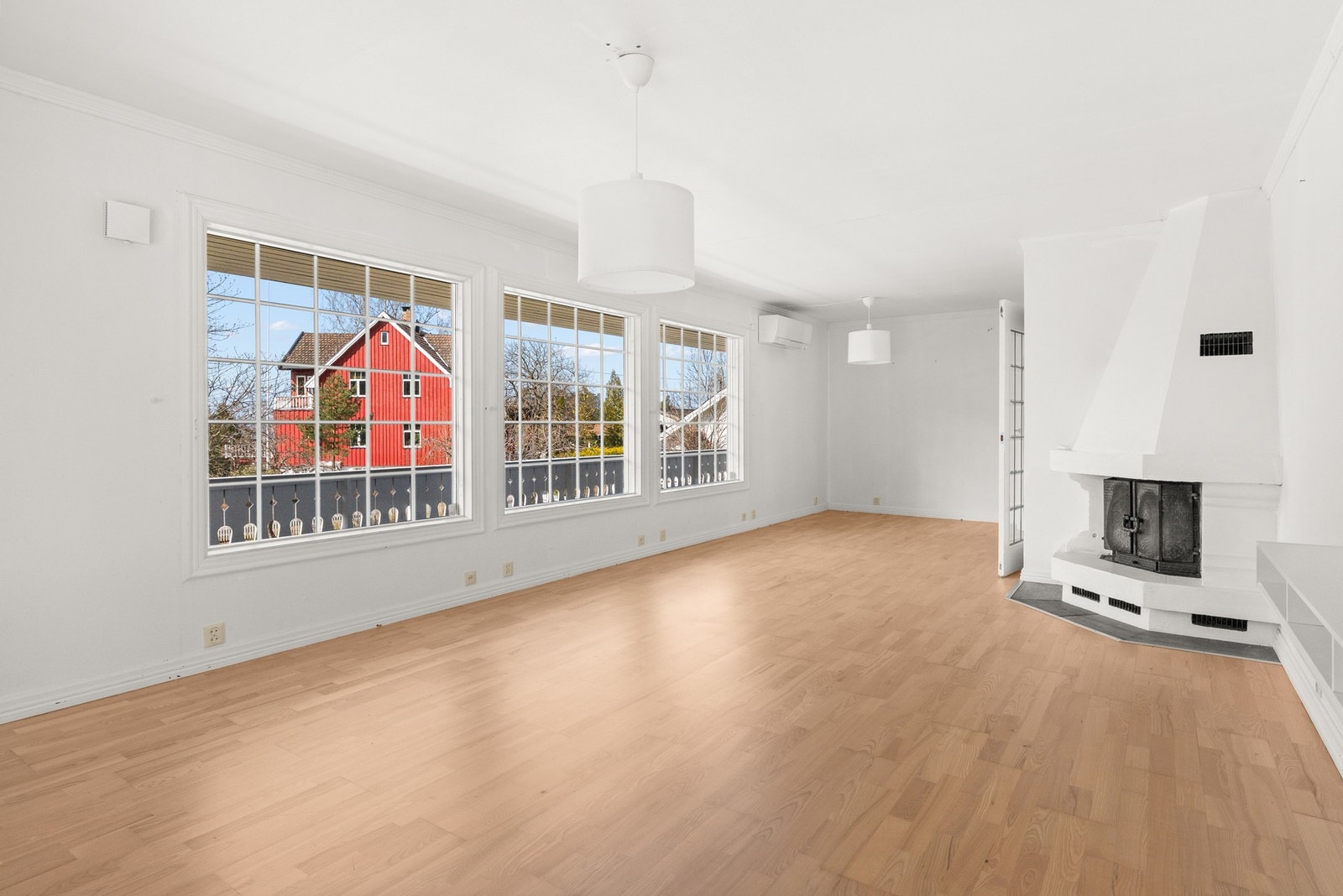 Rommet har store vindusflater som slipper inn godt med naturlig lys Galleribilde