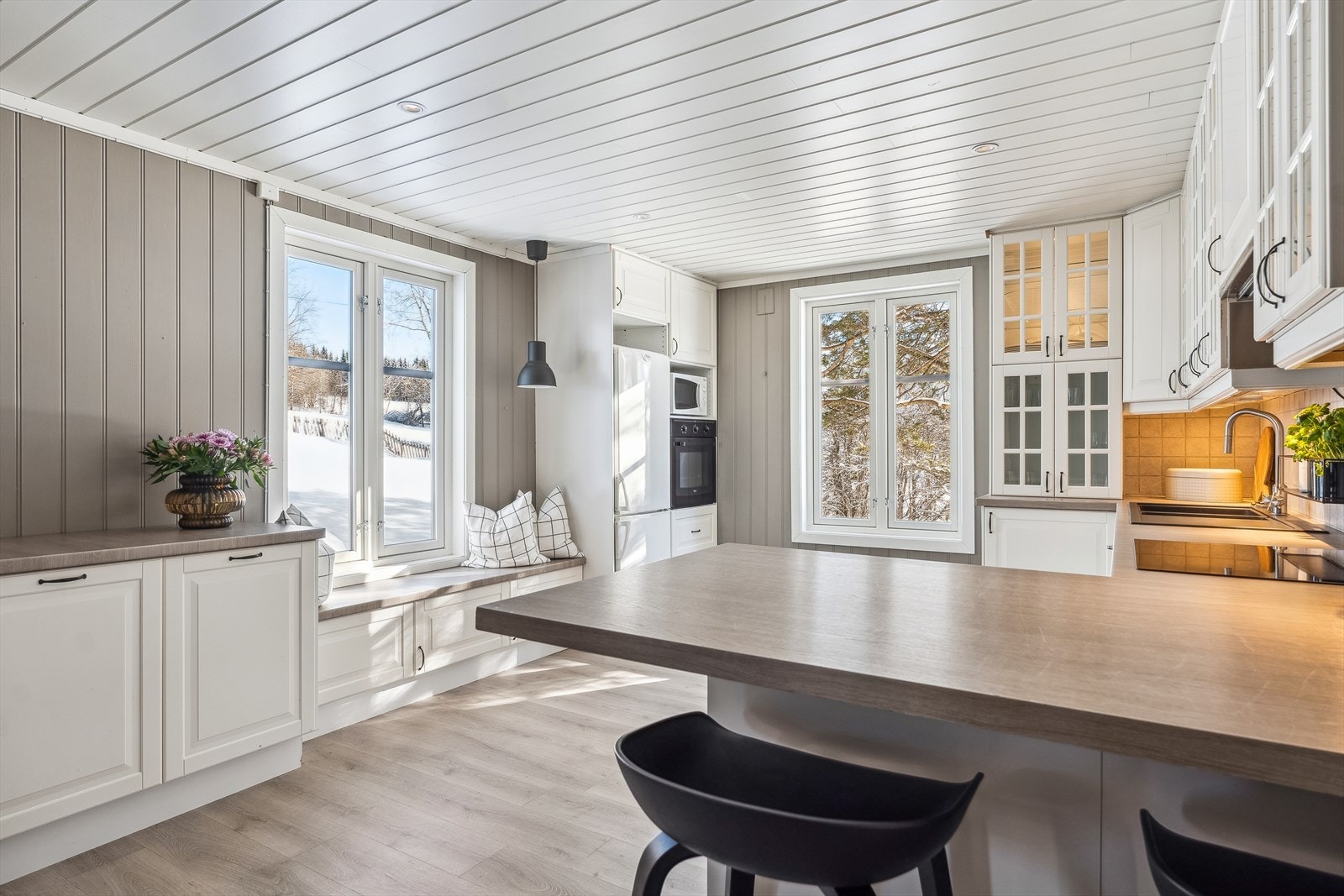 Kjøkkenet har fin barkrakkløsning ved benken. Galleribilde