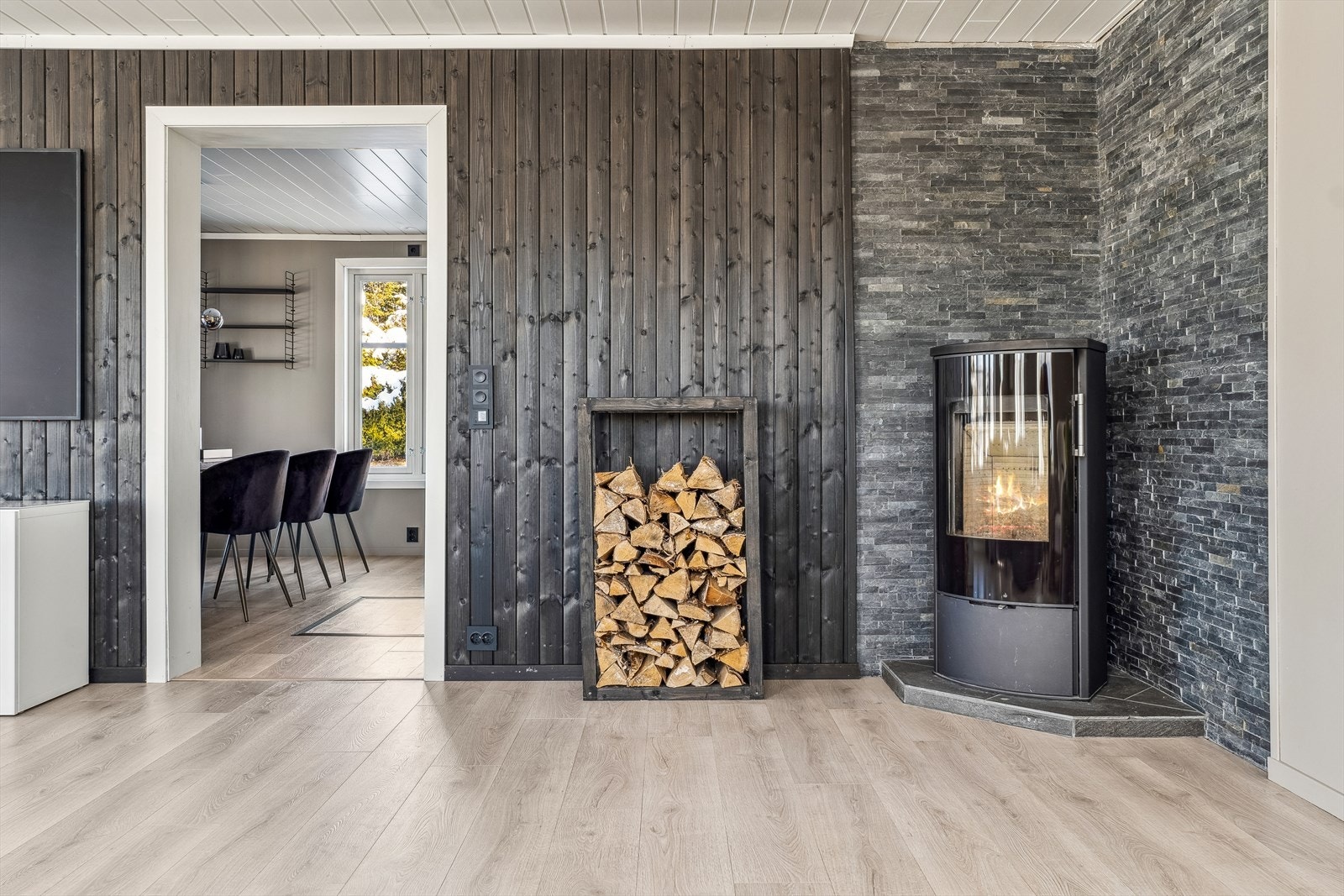 Med vedfyring i boligen skapes et lunt og godt miljø. Galleribilde