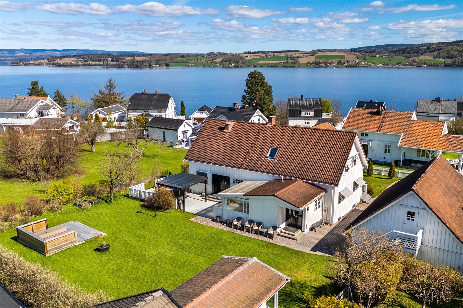 Velkommen til Øvre Torvgate 40! Solrik eiendom med nærhet til Mjøsa. Foto: Torben Wirkestad. Galleribilde
