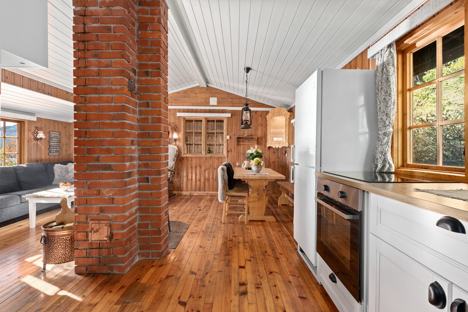 Kjøkken, stue og spisestue - gode gulv og veggflater som gir fine møbleringsmuligheter Galleribilde