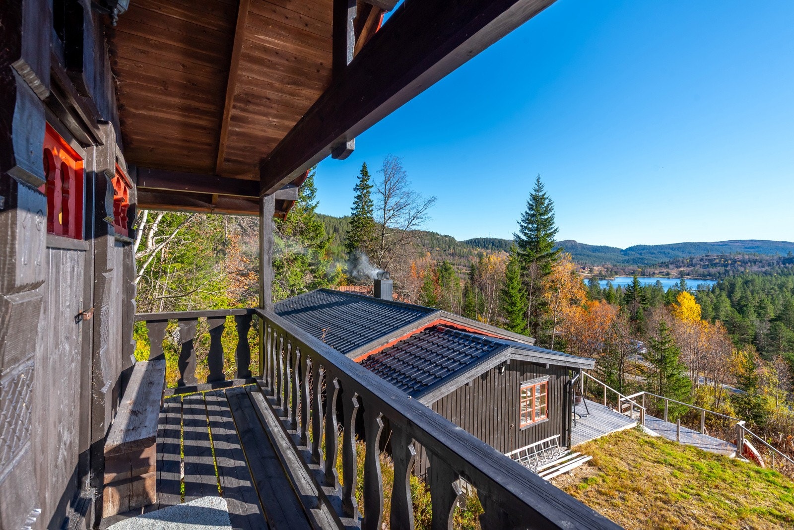 Øverst på eiendommen er det anneks på 12 kvm som er innredet med stue og 2 sengeplasser. Her er også vedovn for oppvarming. Galleribilde