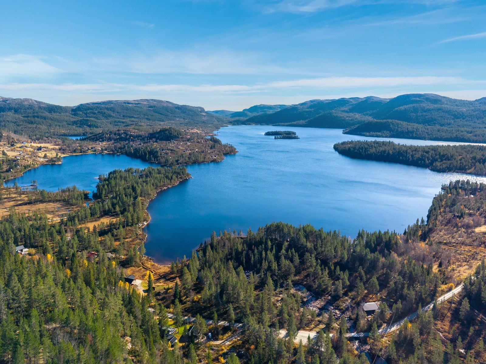 Ta kontakt med megler for visning. Dette er et område og en hytte som må oppleves! Galleribilde