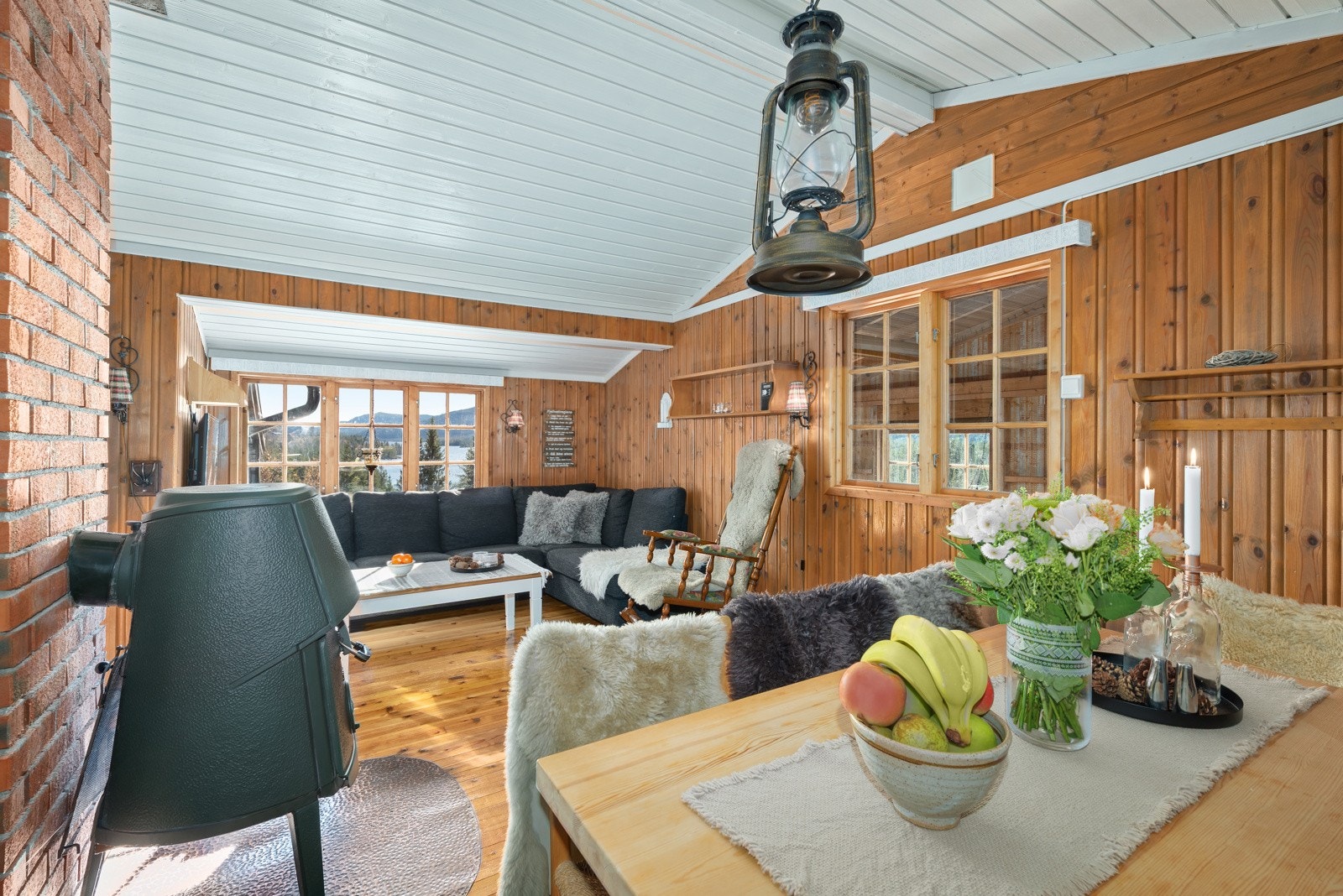 Lun stue med gode vindusflater og vedovn som skaper ekte hyttestemning. Perfekt samlingssted etter en lang dag i frisk fjelluft! Galleribilde
