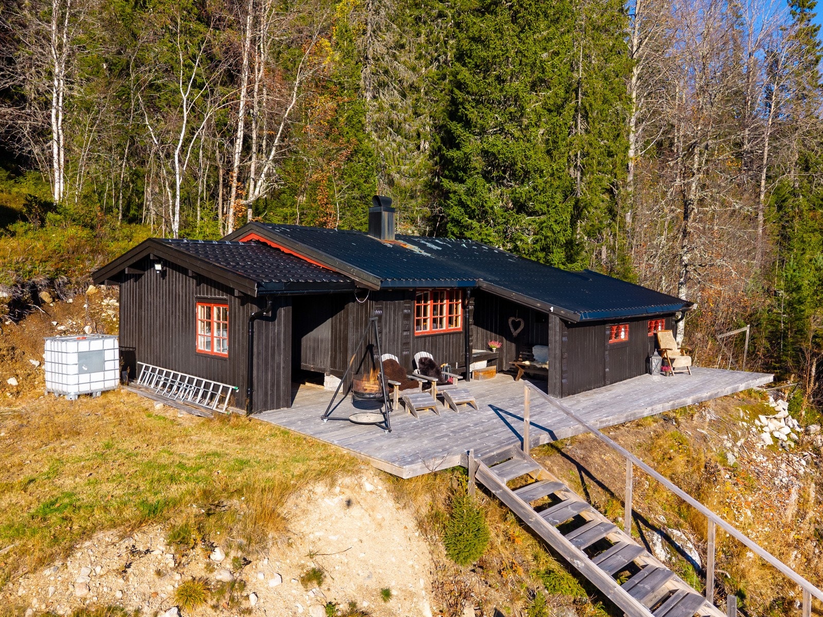 Hytta er opprinnelig fra 1976 men er jevnlig vedlikeholdt. I 2023 ble det bygget tilbygg. Det er også bygget utvendig bod og hagestue. Terrasse og trapp er også av nyere dato. Galleribilde