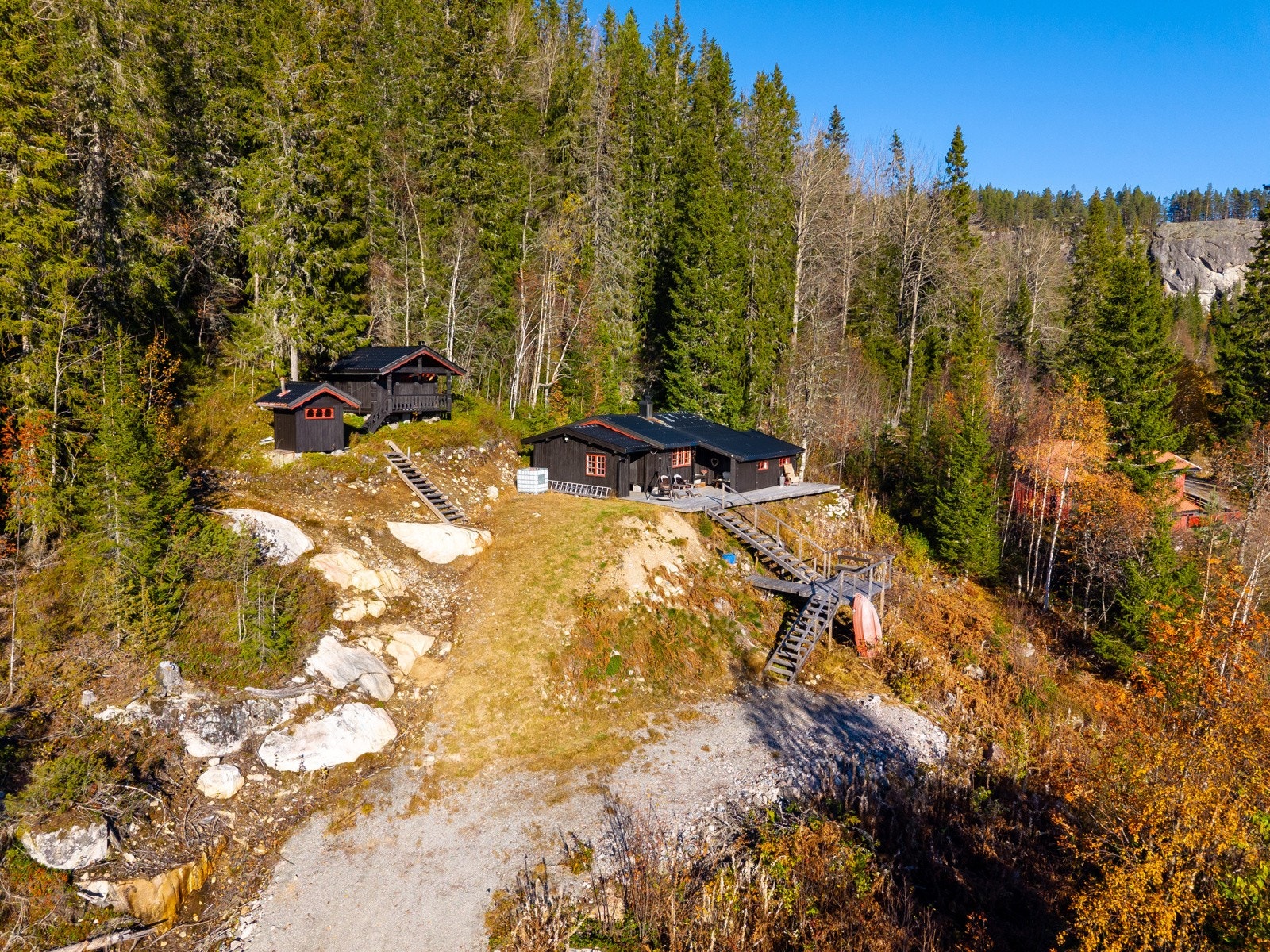 Det er bilvei helt opp til parkeringsplassen som Har plass til 3 biloppstillinger. Galleribilde