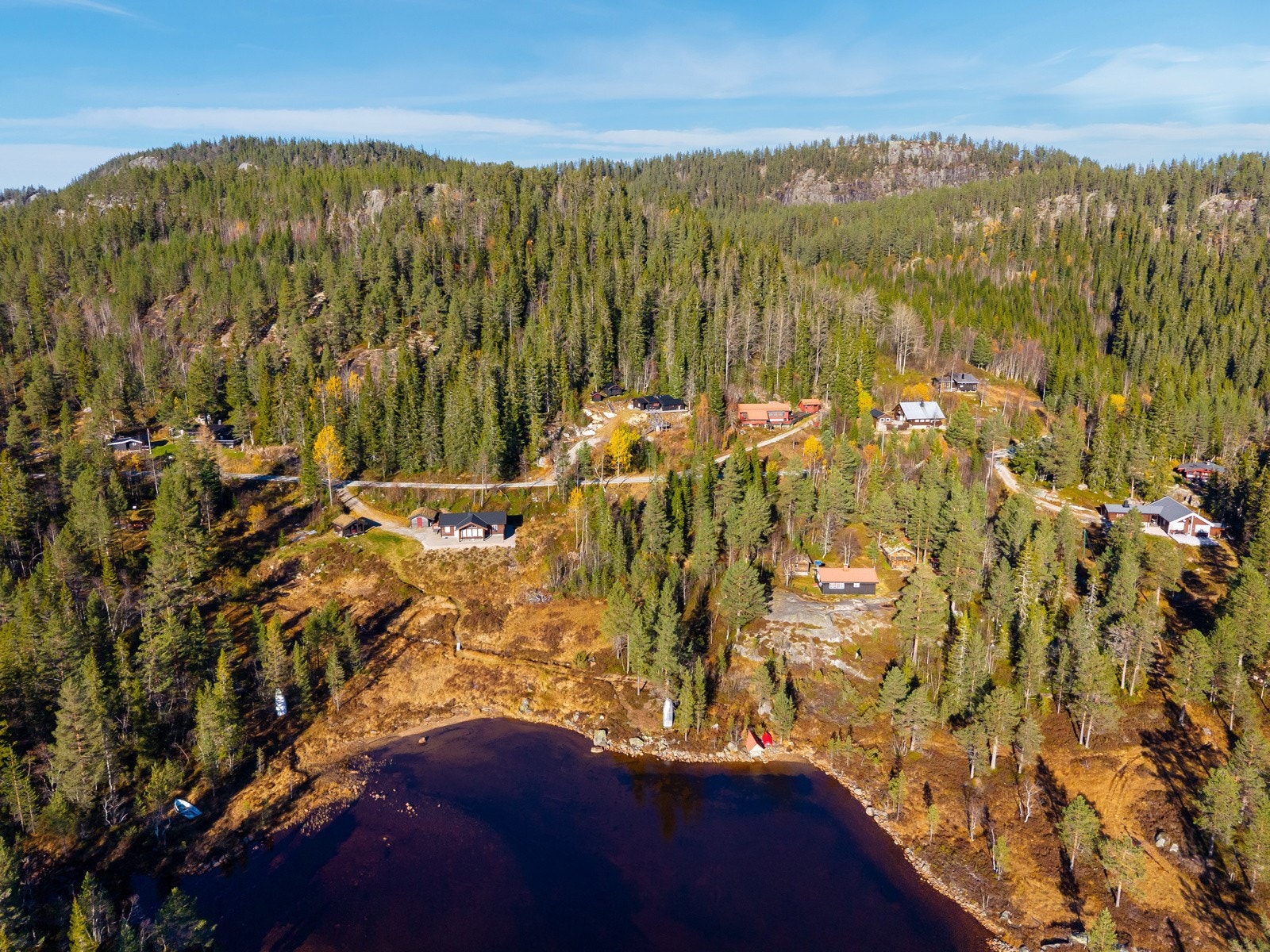 Et rolig hyttefelt med passende avstander i mellom eiendommene - og kort vei til vannet og badeplass. Galleribilde