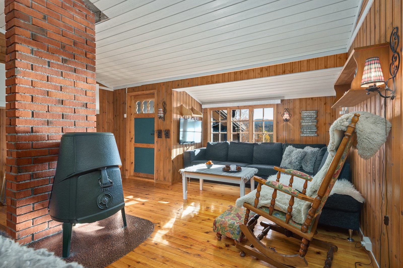 Stuen har tv-krok og vakker utsikt fra vinduene. Det er også vedovn fra Jøtul som gir god varme når det fyres opp. Galleribilde
