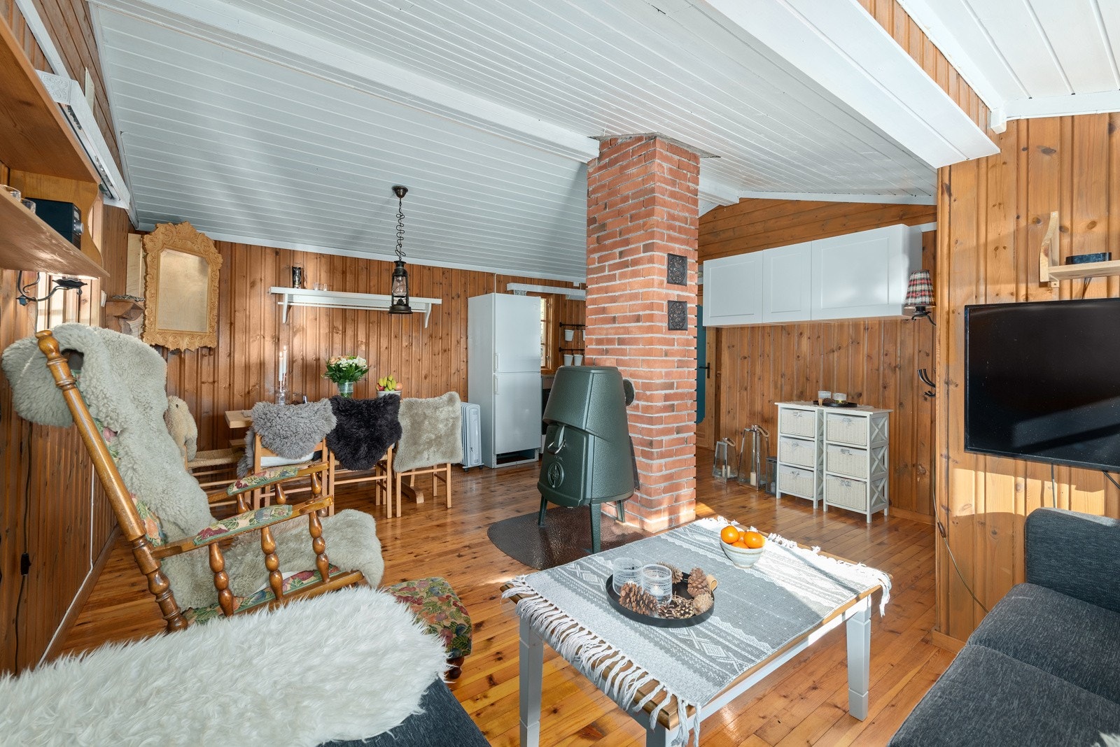 Kjøkken, spisestue og stue med åpen løsning gir en god romfølelse og fin flyt. Galleribilde