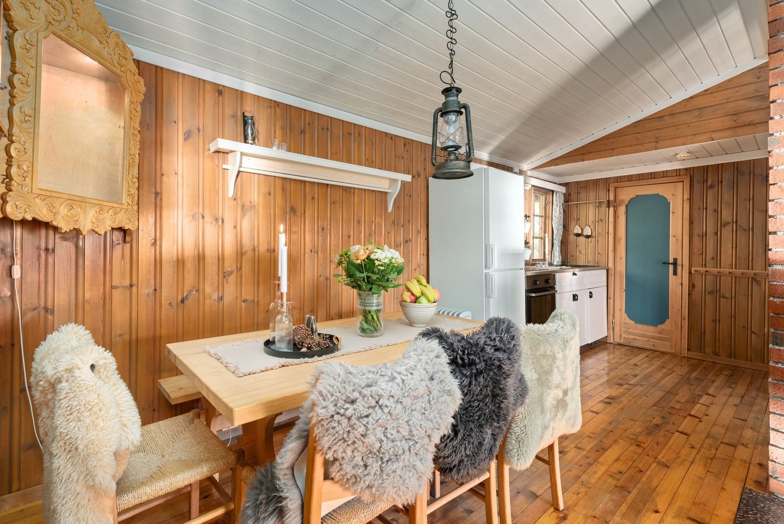 Det er god plass til spisebord, hvor du kan nyte gode måltider i hyggelig lag - eller helt i fred og ro. Galleribilde