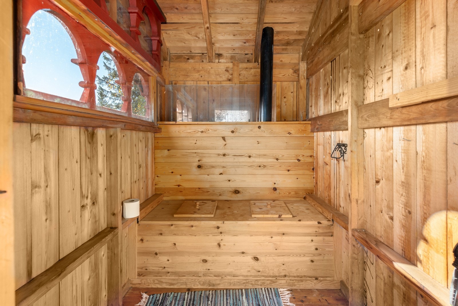 Frittstående utedo med plass for to. Galleribilde