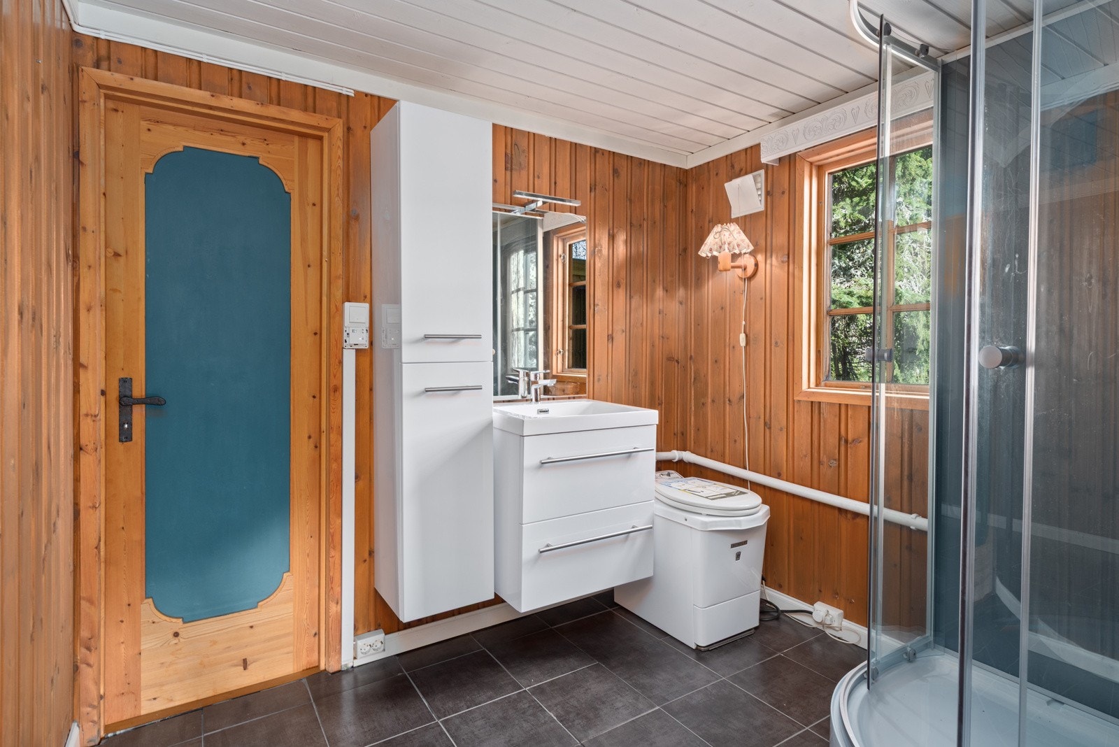 Bad uten innlagt vann, men med strøm. Fungerende biotoalett, i tillegg til er det frittstående utedo. Galleribilde