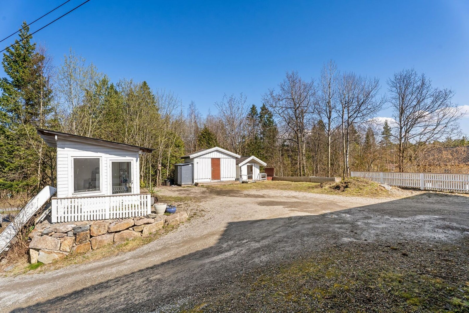Stor tomt med lysthus og boder. Galleribilde