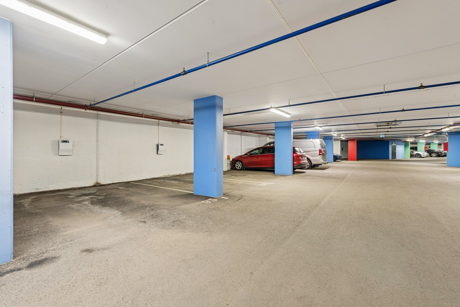 Leiligheten disponerer garasjeplass med lader og bod på 5 m² i kjelleren. Galleribilde