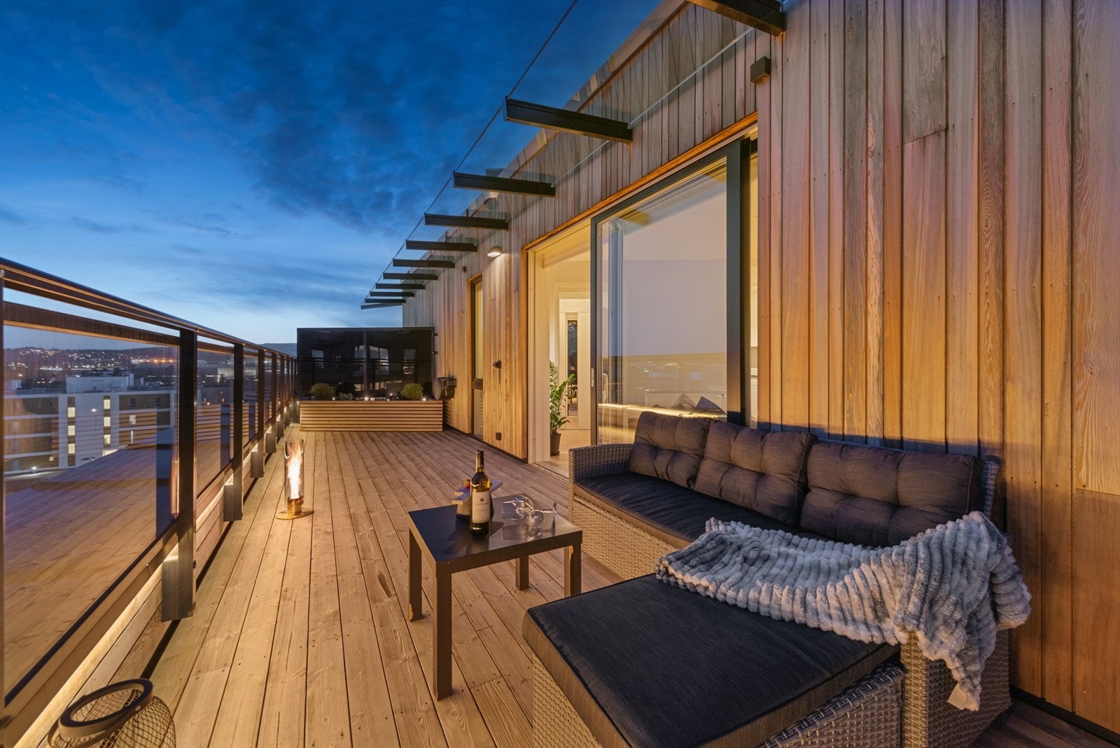 Terrassen er en flott forlengelse av stuen, med god plass til både loungegruppe og spisebord. Galleribilde