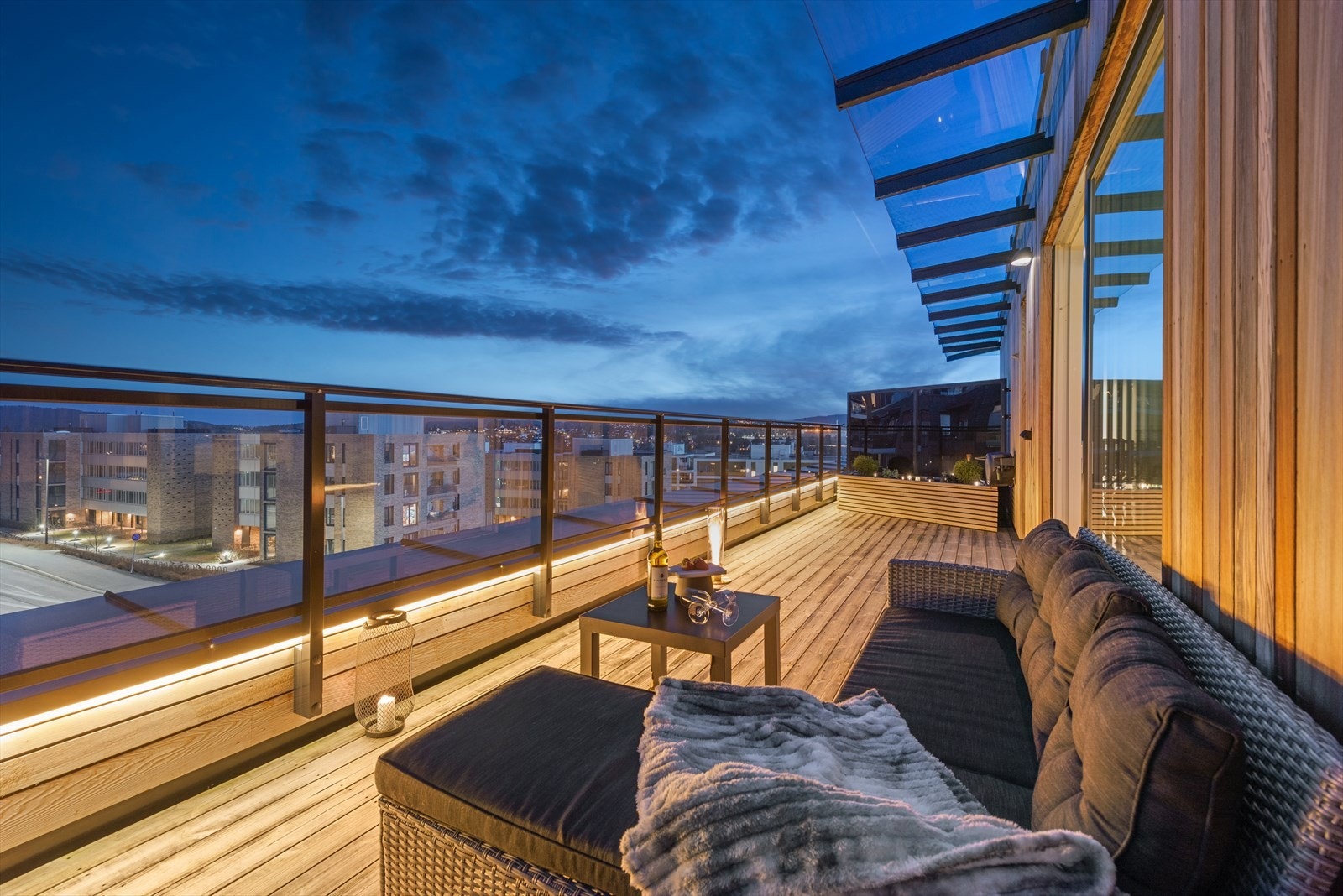 Leiligheten har totalt 32 m² med private uteplasser, fordelt på to terrasser. Galleribilde