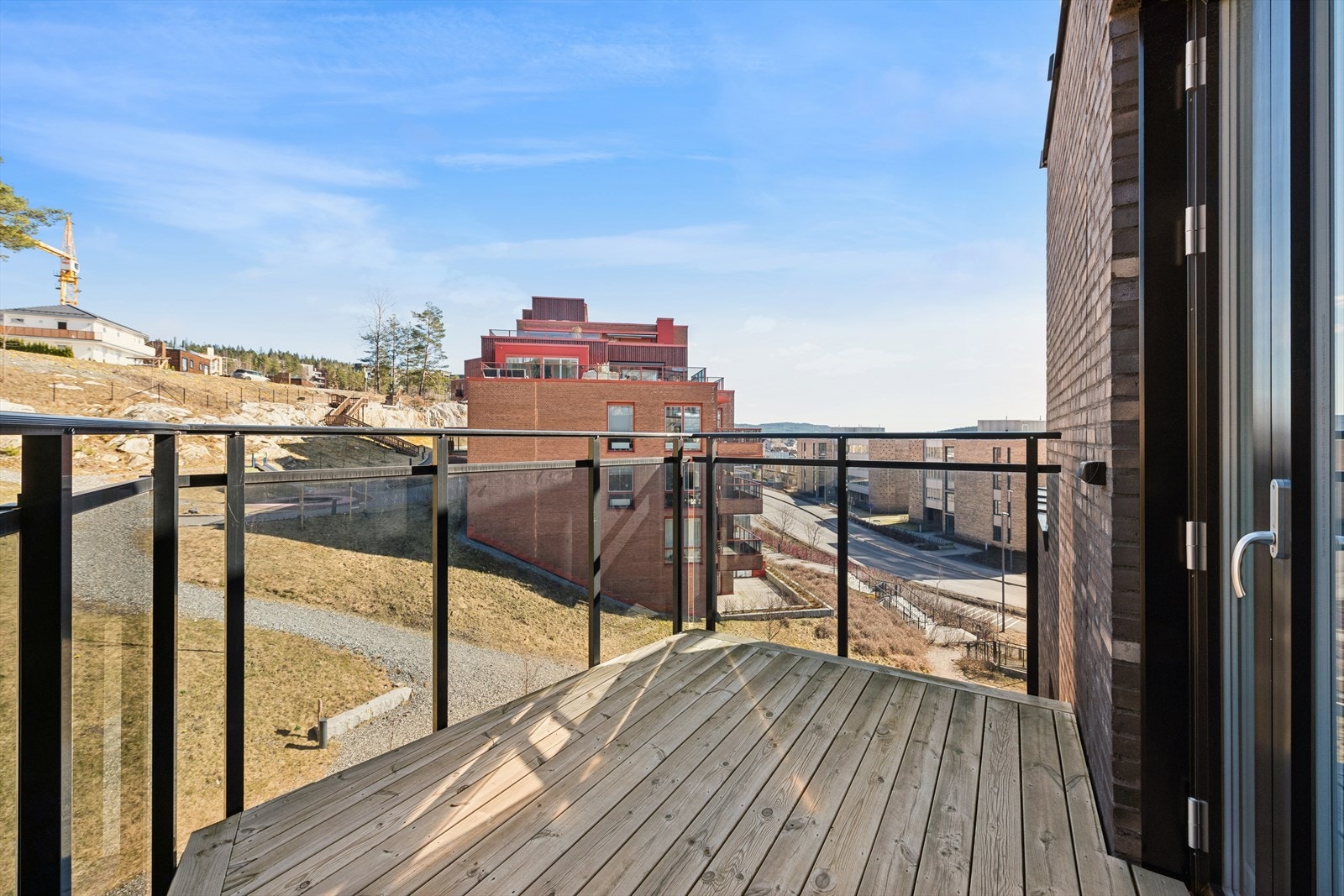 Fra hovedsoverommet er det utgang til balkong på ca. 7 m² - en ekstra, skjermet uteplass. Galleribilde