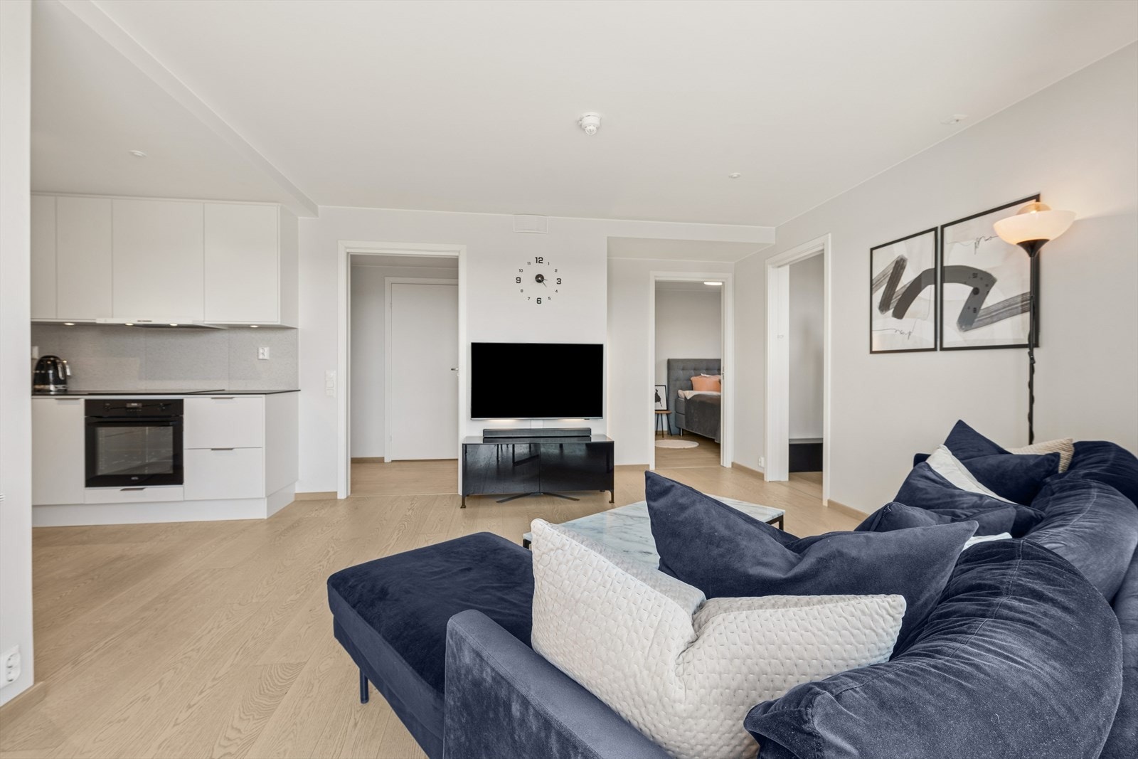 Innvendig har boligen malte, glatte dører som gir et helhetlig og rent uttrykk. Galleribilde