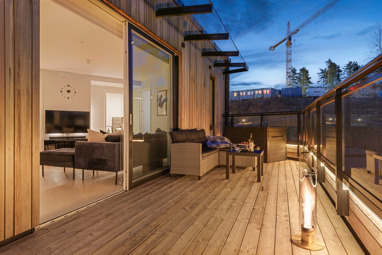 Fra stuen er det utgang til en takterrasse på ca. 25 m² via en skyvedør. Galleribilde