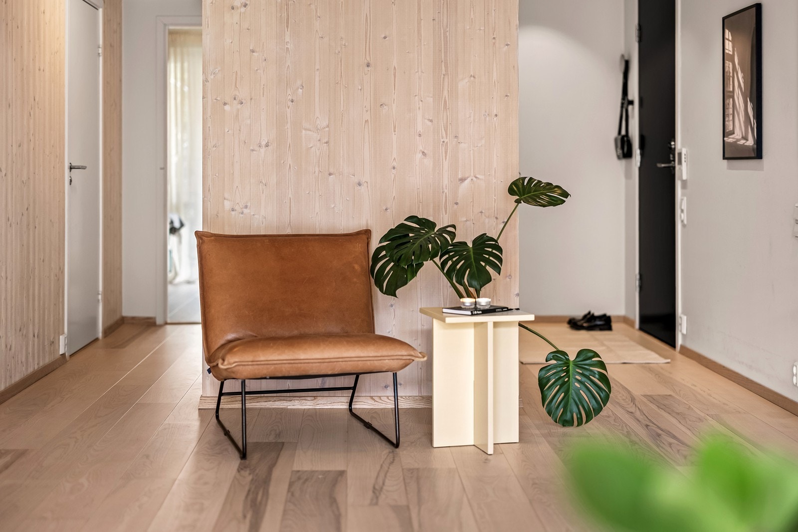 Gjennomgående materialvalg skaper en helhetlig og rolig atmosfære. Galleribilde