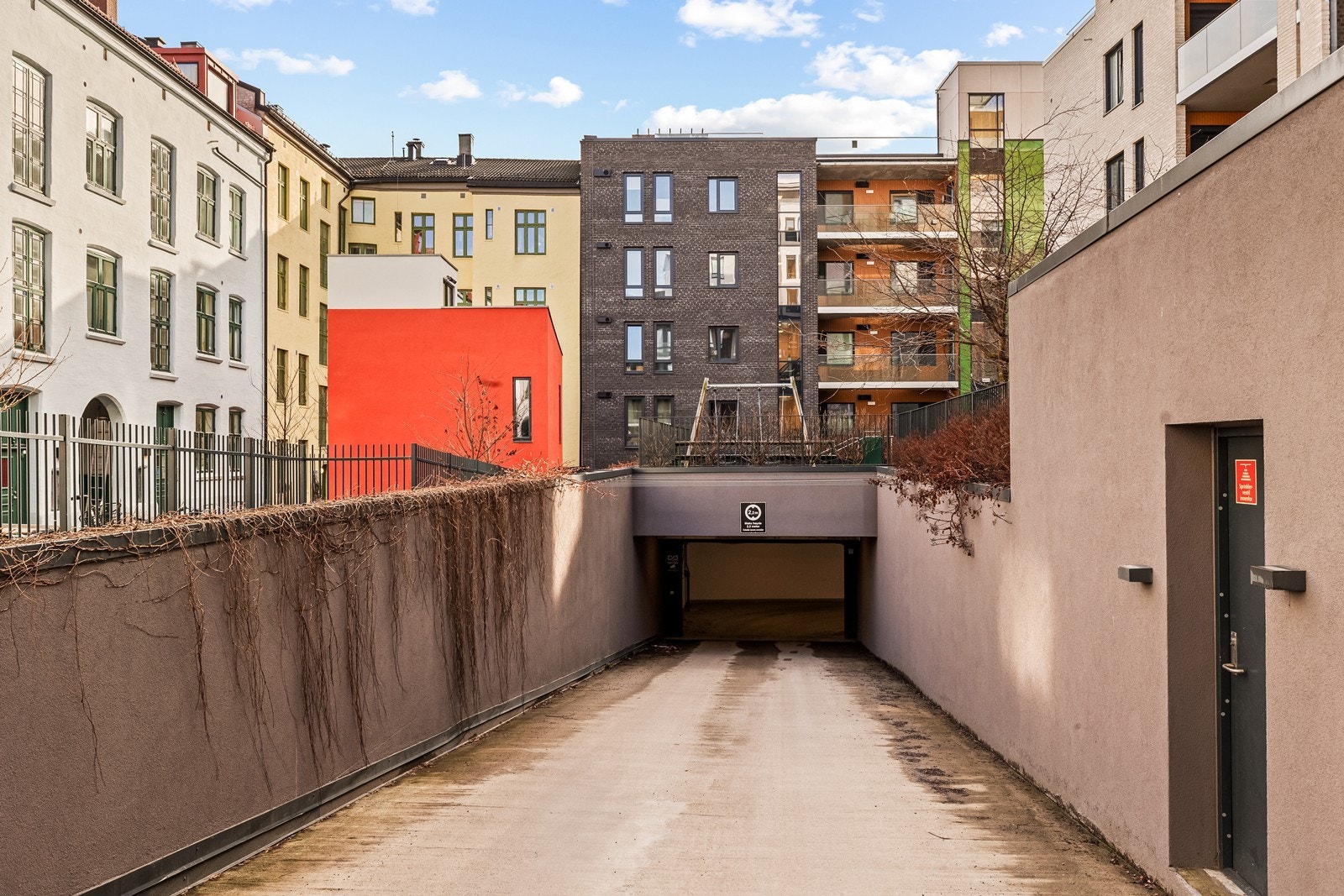 Det er enkel adkomst til garasjeanlegg og garasjen er av nyere dato. Galleribilde